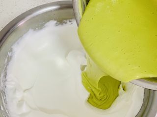16、古早蛋糕（青汁）,翻拌好的蛋黄糊全部倒入蛋白中。