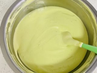 17、古早蛋糕（青汁）,再次翻版均匀。