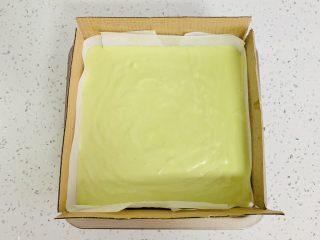 18、古早蛋糕（青汁）,翻拌好的面糊从高处缓缓倒入模具中。