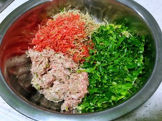 2、冬吃萝卜夏吃姜，不用医生开处方，胡萝卜白萝卜饺子吃起来,白萝卜丝先用温水浸泡半小时，切成丁，不必刻意用萝卜干，新鲜的萝卜一样，我是刚好手头有用上了，所有食材切丁，加盐和五香粉搅拌均匀。看，彩虹颜色多美，食欲大开，心情舒畅。