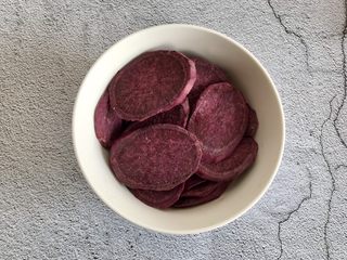 1、紫薯曲奇,紫薯切片，上锅蒸熟