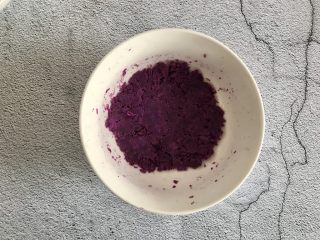 2、紫薯曲奇,捣成泥备用