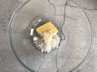 3、紫薯曲奇,黄油室温软化，加入白砂糖搅拌均匀