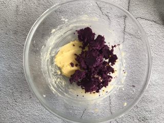 4、紫薯曲奇,加入紫薯泥