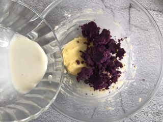 5、紫薯曲奇,倒入配方奶