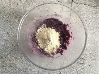 7、紫薯曲奇,筛入低筋面粉