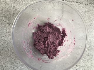 8、紫薯曲奇,搅拌均匀，装入裱花袋