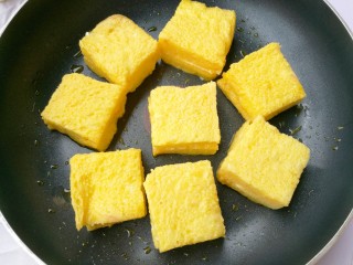 11、好吃到爆的港式西多士,平底锅刷一层薄油，小火慢煎。