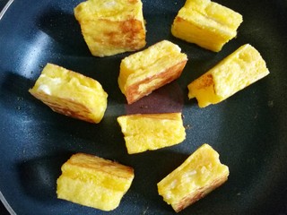 12、好吃到爆的港式西多士,侧面也煎一下。