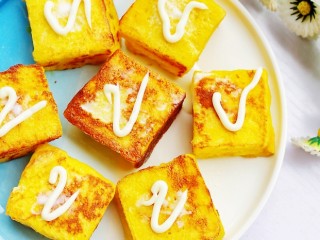 13、好吃到爆的港式西多士,最后上面挤一点酸奶或者沙拉酱或者草莓酱等就可以了。