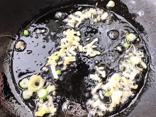 3、蒜蓉辣椒酱炒蚕蛹,锅中放入葱姜蒜末爆香