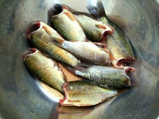 1、干炸小鲫鱼+糖醋小鲫鱼,小鲫鱼去头，去内脏，去鳞，洗干净。放入适量盐，腌制一会儿