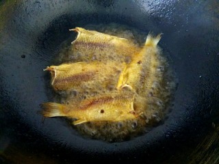 3、干炸小鲫鱼+糖醋小鲫鱼,把小鲫鱼炸至变黄，变硬，捞出控油即可