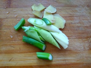 5、干炸小鲫鱼+糖醋小鲫鱼,葱姜切片