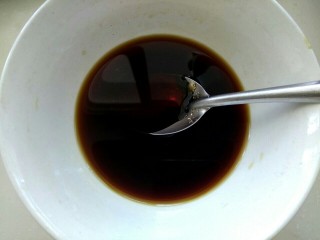 6、干炸小鲫鱼+糖醋小鲫鱼,小碗中放入一勺料酒，两勺生抽，三勺糖，四勺醋，调匀