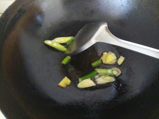 7、干炸小鲫鱼+糖醋小鲫鱼,锅中放入适量植物油，爆香葱姜