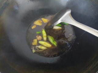 8、干炸小鲫鱼+糖醋小鲫鱼,倒入小碗中的糖醋汁炝锅