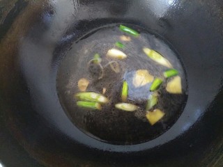 9、干炸小鲫鱼+糖醋小鲫鱼,放入一小碗清水