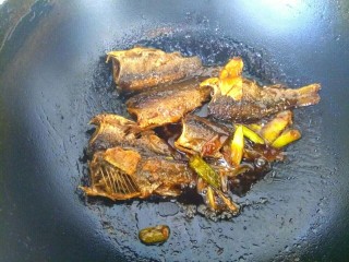 11、干炸小鲫鱼+糖醋小鲫鱼,烧至汤汁粘稠，转小火收汁即可