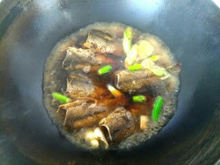 10、干炸小鲫鱼+糖醋小鲫鱼,放入炸好的小鲫鱼，大火烧开