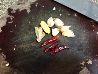 2、我爱鱼鲜系列➕红烧翘嘴鲌,准备点蒜头，干辣椒（可以省略），姜，还有小葱两根忘记拍了