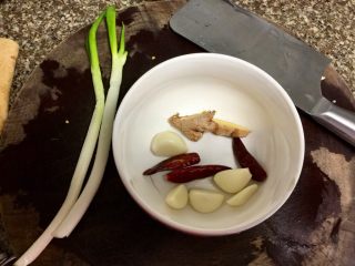 3、我爱鱼鲜系列➕红烧翘嘴鲌,葱择好、蒜剥皮，与姜干辣椒一起清洗