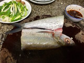 5、我爱鱼鲜系列➕红烧翘嘴鲌,这条翘嘴鲌个头很大，剁成两半