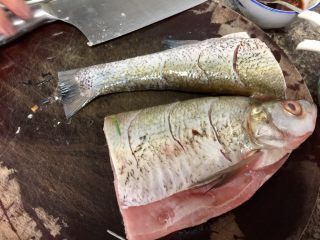 6、我爱鱼鲜系列➕红烧翘嘴鲌,鱼肚子正反两面，斜切几刀，方便烧制入味