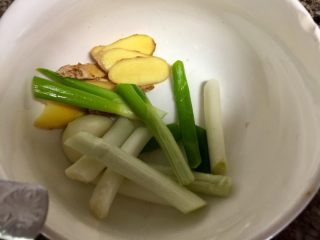 8、我爱鱼鲜系列➕红烧翘嘴鲌,姜切片，葱切段