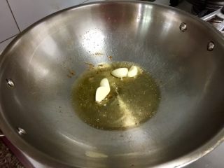 9、我爱鱼鲜系列➕红烧翘嘴鲌,热锅冷油，加入蒜瓣煸，煸到金黄将蒜捞出，