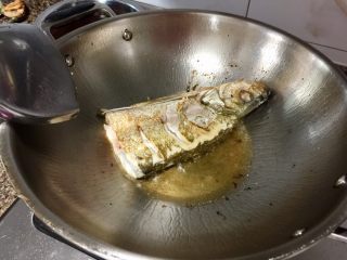 10、我爱鱼鲜系列➕红烧翘嘴鲌,鱼身用纸巾吸干水分，放入锅中，用煸好的蒜油中火煎鱼，