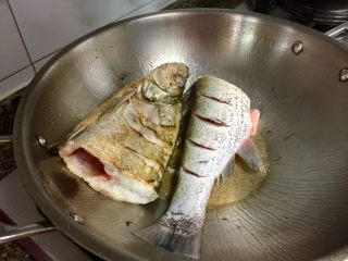 11、我爱鱼鲜系列➕红烧翘嘴鲌,先别急着翻面，晃动锅鱼身能晃动再翻面。
