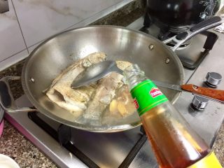 12、我爱鱼鲜系列➕红烧翘嘴鲌,两面煎黄，放入适量料酒炝锅去腥，鱼尾急着翻面，有些粘锅破皮了????