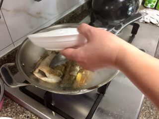 13、我爱鱼鲜系列➕红烧翘嘴鲌,加入适量清水，没过鱼身