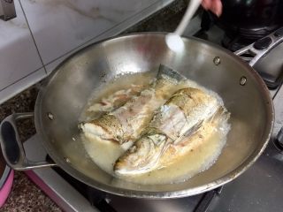 15、我爱鱼鲜系列➕红烧翘嘴鲌,加入适量盐