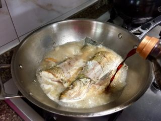 16、我爱鱼鲜系列➕红烧翘嘴鲌,加入两勺味极鲜酱油