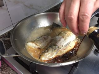 18、我爱鱼鲜系列➕红烧翘嘴鲌,加入适量陈醋。我妈说起锅前再加醋，但我喜欢醋味，就让妈妈先加醋了????尝尝汤汁味道，根据个人口味调整咸淡。烧鱼可以咸一点更好吃，咸鱼淡肉嘛????