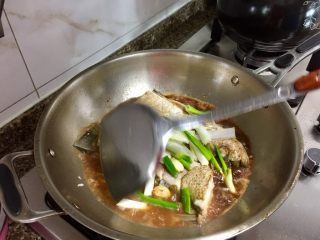 19、我爱鱼鲜系列➕红烧翘嘴鲌,汤汁煮开，加入葱段，炸蒜，姜片。中小火炖煮十多分钟，中间记得翻面，保证两面都入味。