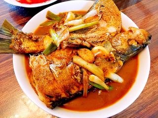 26、我爱鱼鲜系列➕红烧翘嘴鲌,翘嘴鲌肉质细嫩，丹江口水质很好，翘嘴鲌毫无土腥味喔。简单的红烧，滋味超鲜美，阿晨一个人就吃了小半条，哈哈