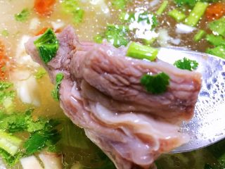 3、美味羊汤,出锅时加枸杞，不要一开始就加，就煮烂了，喝的时候根据自己口味加盐、加醋调味，撒点香菜