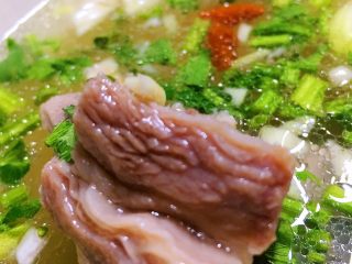 4、美味羊汤,炖汤最好是用砂锅，其次家里的炒菜锅，要方便就用高压锅，省心省力省事，保证肉质细腻柔软。这就要看你的时间了，高压锅炖汤前期加多少水，煮完就多少，不会少，不像砂锅，会随着蒸汽蒸发掉很多汤