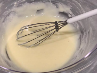 1、烟卷饼乾,筛入面粉和杏仁粉，轻轻搅拌均匀