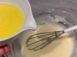 2、烟卷饼乾,无盐奶油微波或隔水加热融化，加入面糊中搅拌均匀。