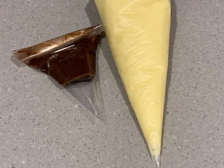 3、烟卷饼乾,取约10g的面糊，加入1/2小匙的可可粉拌匀(如觉得顏色不够深可以再酌量添加)，然后分别装入挤花袋或塑胶袋中。