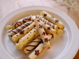 5、烟卷饼乾,凉了以后酥脆口感非常好吃～而且画上自己喜欢的图案也是很卡哇伊滴！????