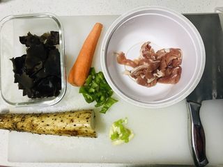 1、山药炒肉片,猪肉切片、干木耳泡发洗净撕小朵，青椒切条、葱蒜切碎、山药胡萝卜洗净备用；