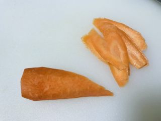 5、山药炒肉片,胡萝卜去皮，切10片即可；