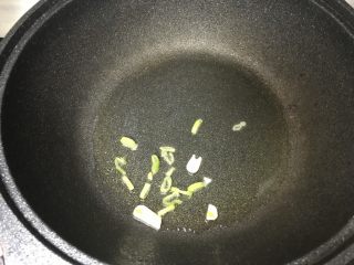 6、山药炒肉片,锅内倒油，油温合适后放入葱蒜，其实还有姜，肉片腌制时我放了姜粉，此时就不放姜了；