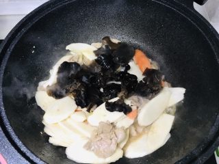 11、山药炒肉片,再放入木耳；