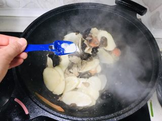 12、山药炒肉片,加入适量白砂糖；